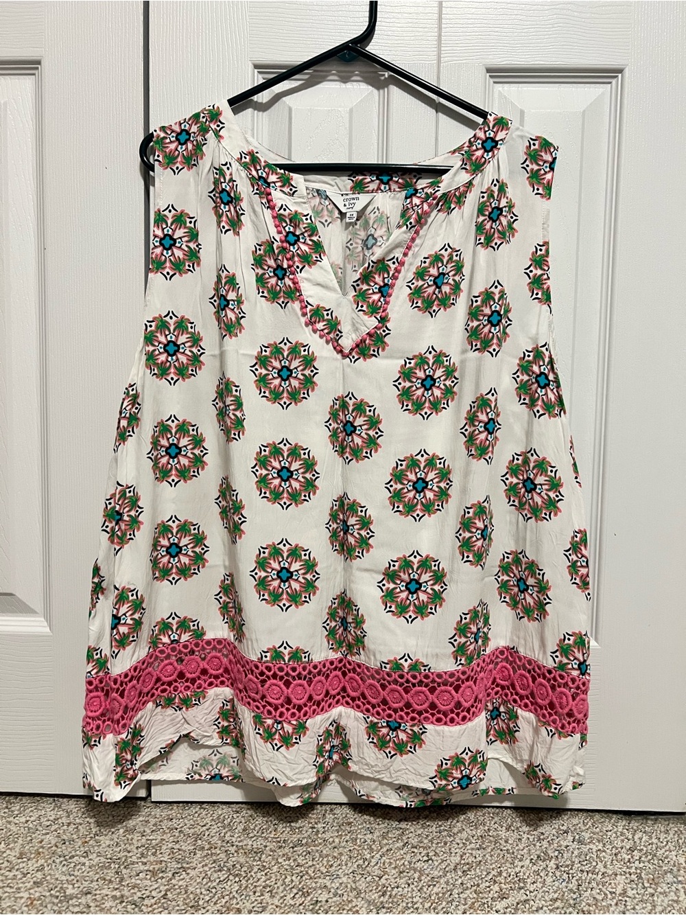 Crown & Ivy White Sleeveless Medallion Print Tank with Pink Trim